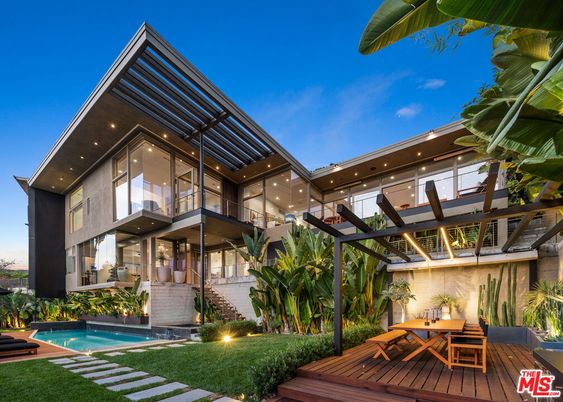 Exterior, Facade, Pool, Modern