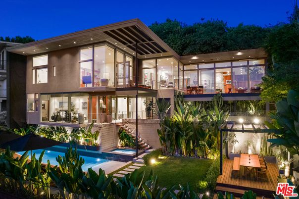 Backyard, Exterior, Facade, Pool, Modern