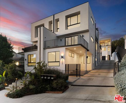 Exterior, Facade, Modern