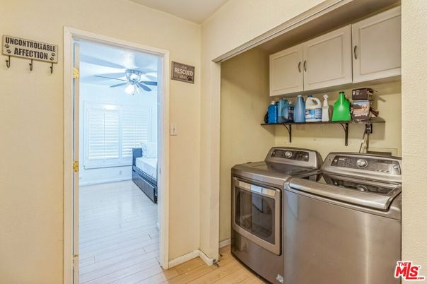 Interior, Washer, Wood Texture Flooring