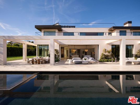 Exterior, Facade, Pool, Modern