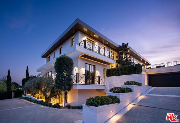 Attached, Exterior, Facade, Modern