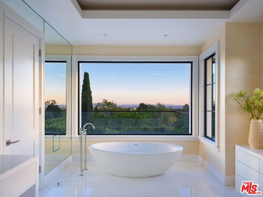 Bathroom, Free Standing Baths, Interior, Recessed Lighting, Water