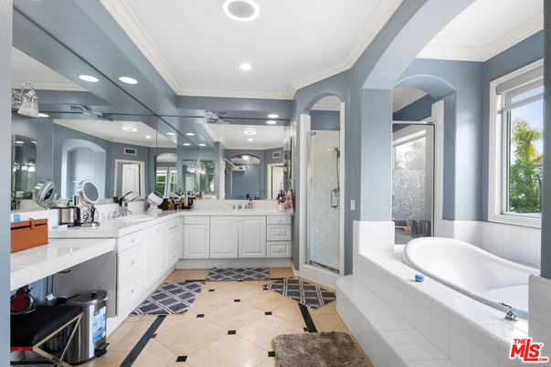 Bathroom, Dual Sink Vanities, Interior, Recessed Lighting