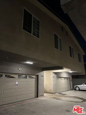 Attached, Exterior, Facade, None