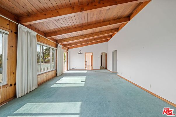 Empty room, Interior, Wooden Beams, Wooden Ceilings