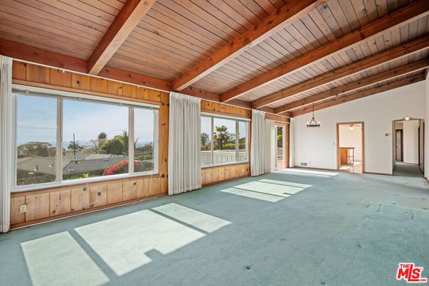Empty room, Interior, Wooden Beams, Wooden Ceilings