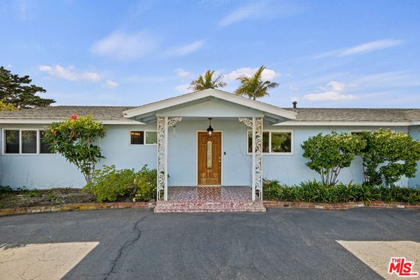 Exterior, Facade, Ranch