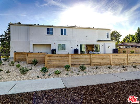 Exterior, Facade, Modern