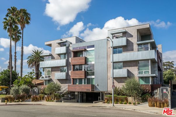 Exterior, Facade, Modern