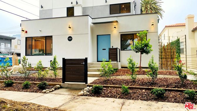 Exterior, Facade, Modern