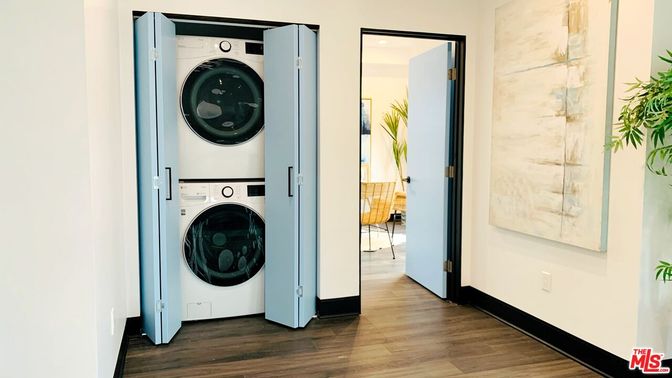 Interior, Utility Closets, Washer, Wood Texture Flooring