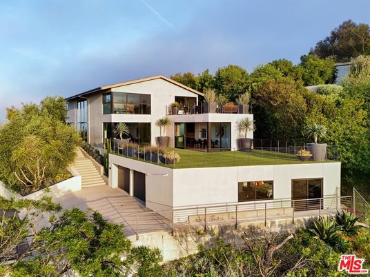 Backyard, Exterior, Facade, Modern