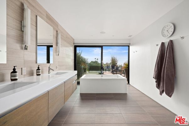 Bathroom, Dual Sink Vanities, Free Standing Baths, Interior, Recessed Lighting