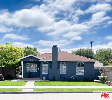 Exterior, Facade, Ranch