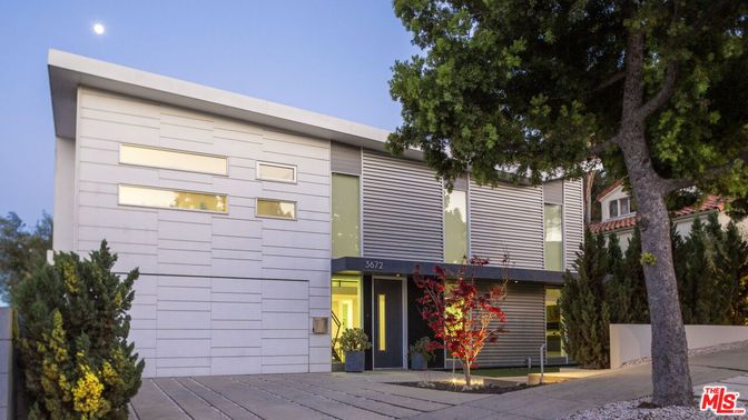 Exterior, Facade, Modern