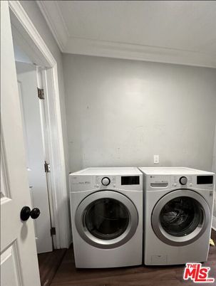 Interior, Washer, Wood Texture Flooring