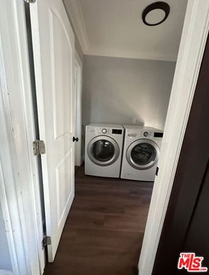 Interior, Washer, Wood Texture Flooring