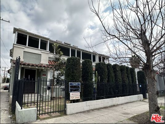 Exterior, Facade, Modern