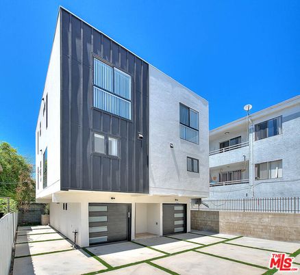 Attached, Exterior, Facade, Modern