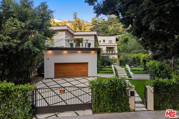 Attached, Backyard, Exterior, Facade, Modern