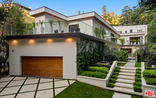 Attached, Exterior, Facade, Modern