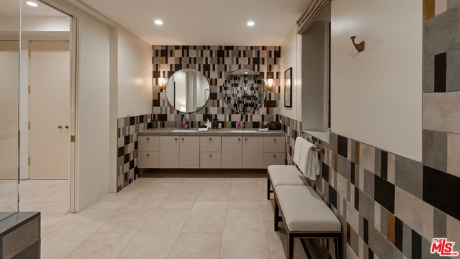 Bathroom, Dual Sink Vanities, Interior, Recessed Lighting