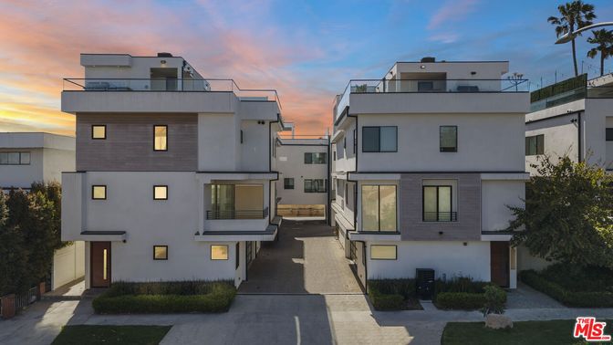 Exterior, Facade, Modern