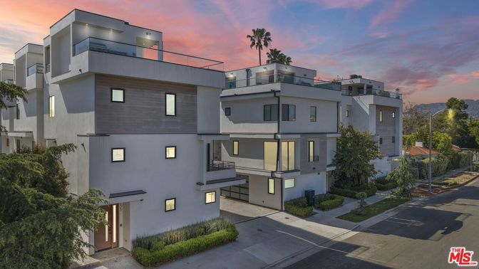 Exterior, Facade, Modern