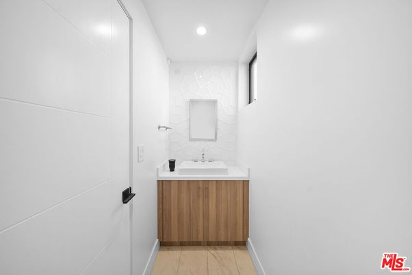 Bathroom, Interior, Marble, Recessed Lighting