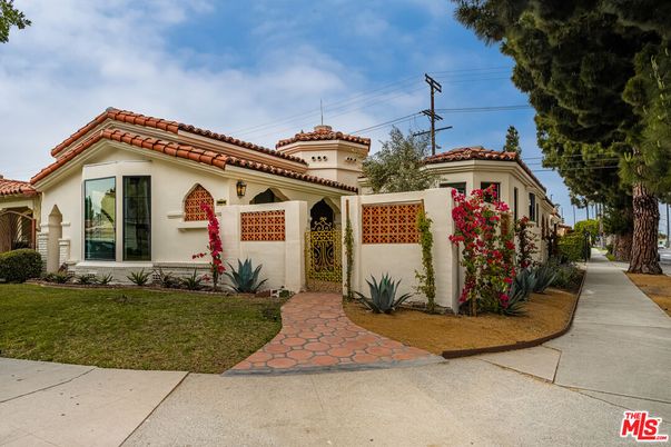 Exterior, Facade, Spanish Mediterranean