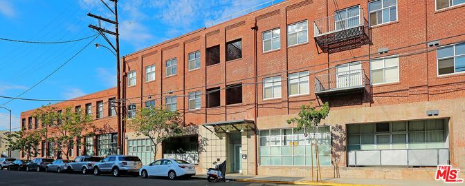Exterior, Facade, Brick Facade, Rowhouse