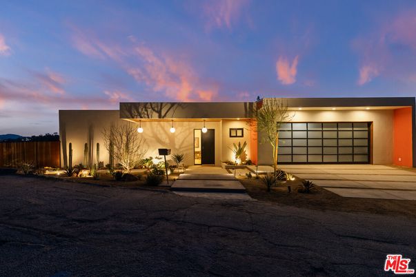 Attached, Backyard, Exterior, Facade, Modern