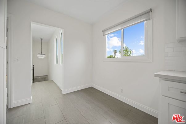 Empty room, Interior, Pendant Lights