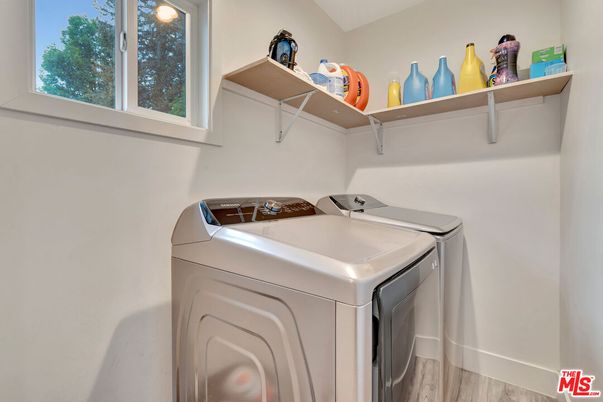 Interior, Washer, Wood Texture Flooring