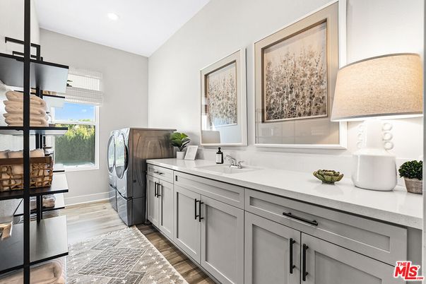 Interior, Recessed Lighting, Washer, Wood Texture Flooring
