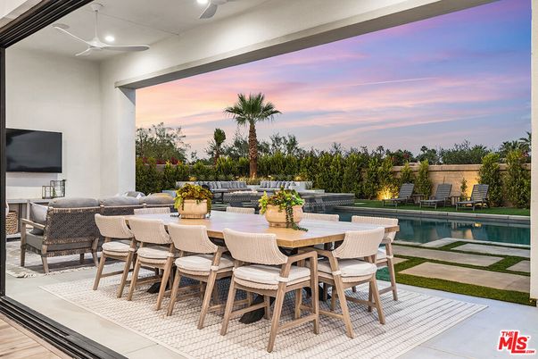 Dining room, Exterior, Pool