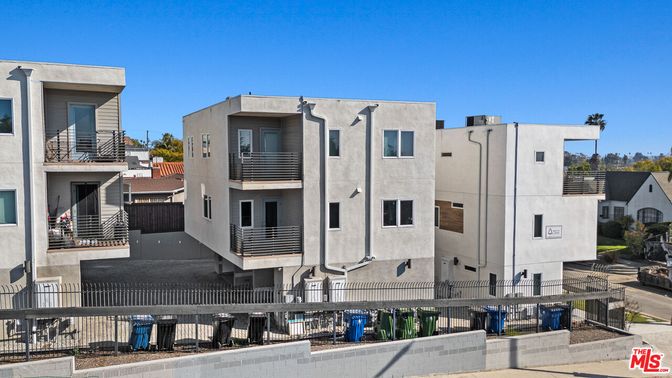 Exterior, Facade, Modern