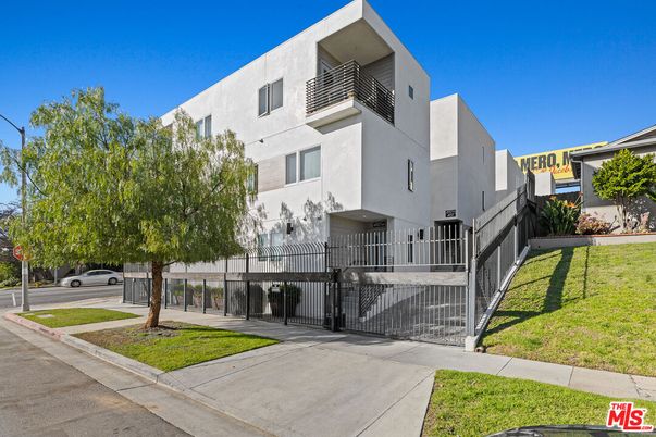 Exterior, Facade, Modern