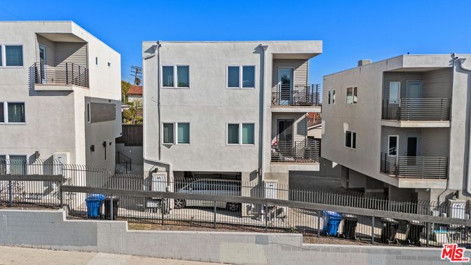 Exterior, Facade, Modern