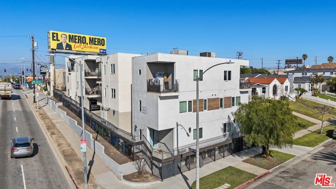 Exterior, Facade, Modern
