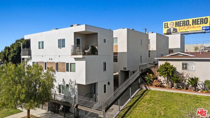 Exterior, Facade, Modern