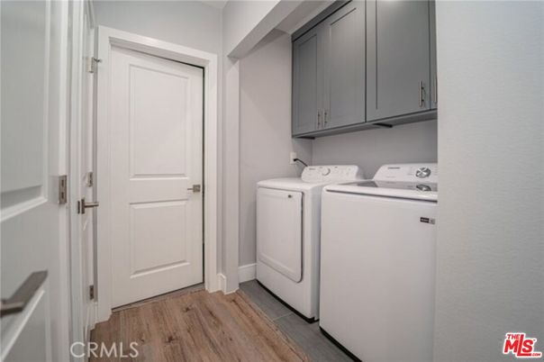 Interior, Washer, Wood Texture Flooring
