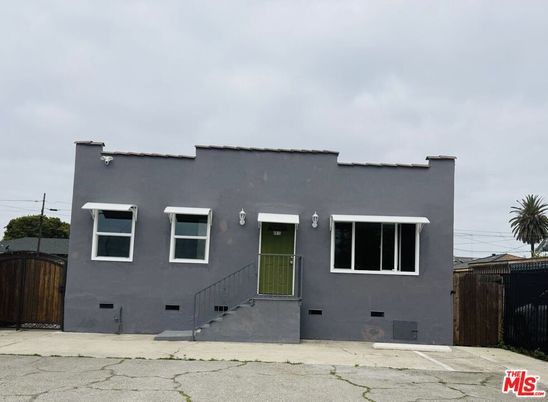 Exterior, Facade, Modern