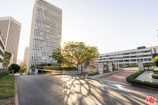 Exterior, Facade, Highrise