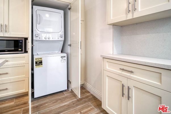 Interior, Utility Closets, Washer, Wood Texture Flooring