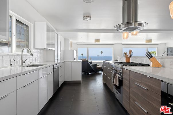 Interior, Kitchen, Living room, Stainless Steel Appliances, Water
