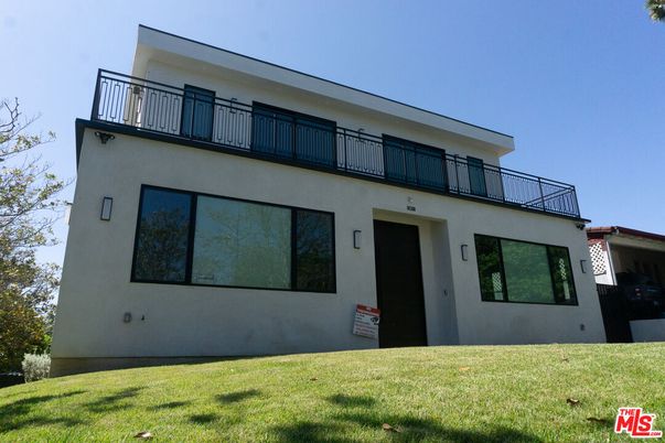 Backyard, Exterior, Facade, Modern