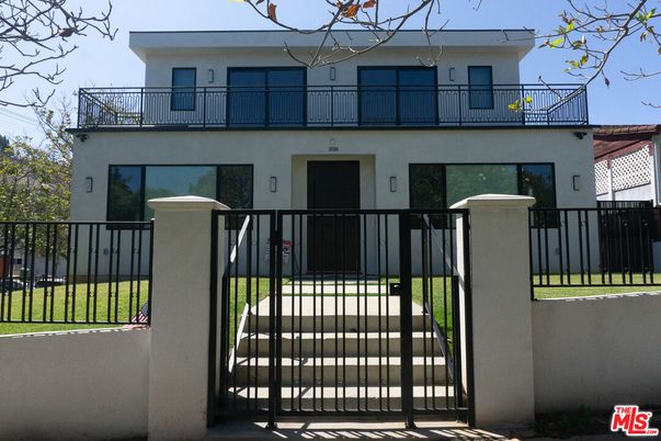 Exterior, Facade, Modern