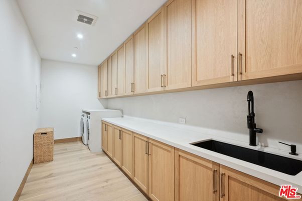 Interior, Recessed Lighting, Washer, Wood Texture Flooring